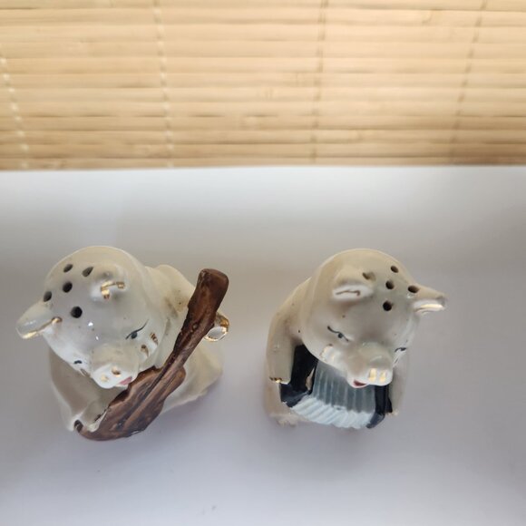 Vintage Pig Salt and Pepper Shakers Pigs Playing Instruments Cork Stoppers Japan - Picture 2 of 6